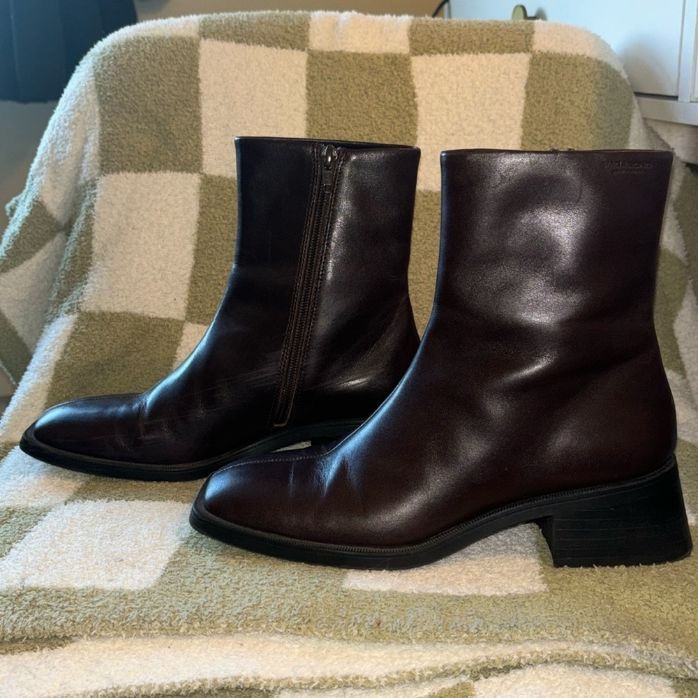 Vagabond Shoemakers Women’s Brown Fitted Booties